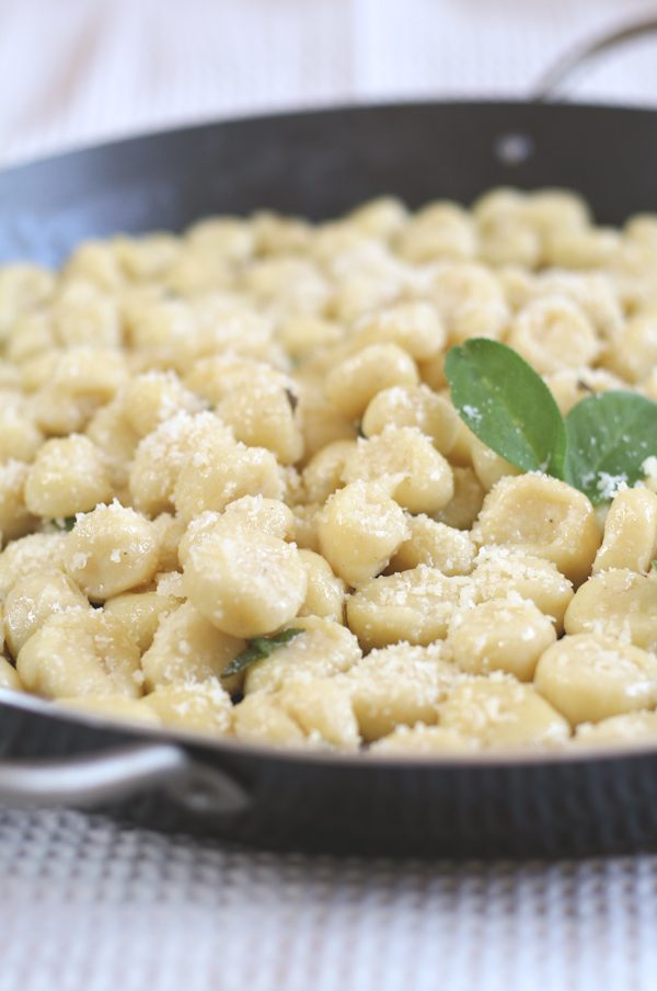 Gnocchi fatti in casa conditi con formaggio di alpeggio