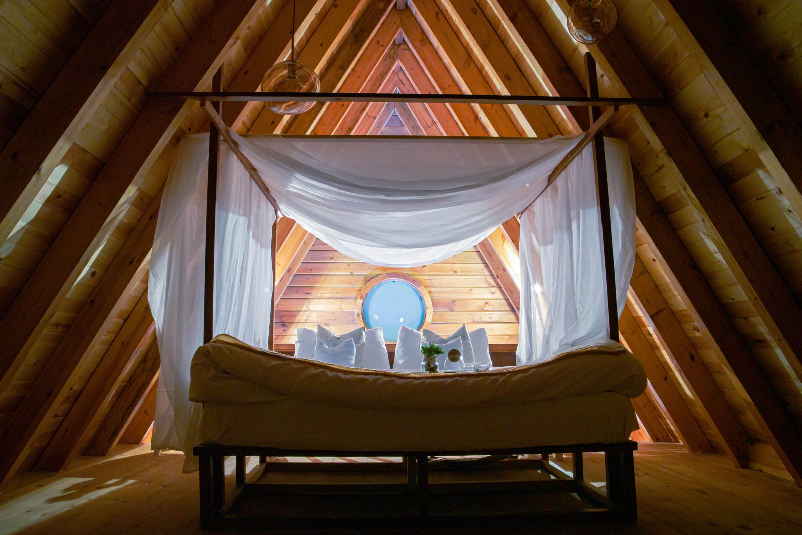 Suite romantica con letto a baldacchino e tendaggi rossi